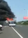 实拍长沙机场巴士燃烧爆炸 乘客路边哭喊